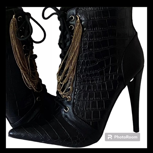 Shoedazzle “Keep Me High” US 7 Black w/Gold Chains Booties Stile Faux Leather - Picture 3 of 15